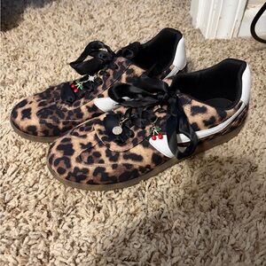 Women’s fashion sneakers